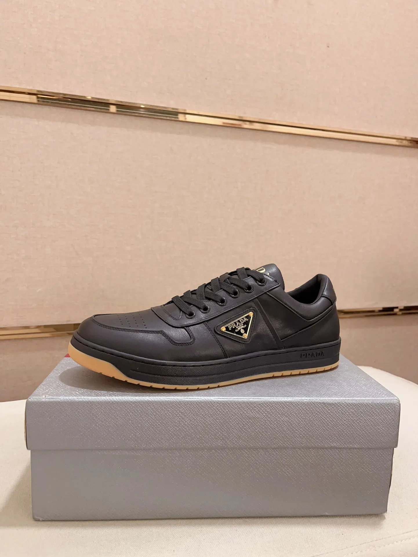 Factory price 540💰 ✔️✔️✔️High version High-quality new PRADA counters are available simultaneously, new men's shoes, 😘Material: Made of patent cowhide with breathable mesh. Inside: cowhide with breathable mesh 👍🏿 high-end ☄️ open-molded non-slip rubber outsole, exquisite lines, simple and elegant, comfortable and high-end for leisure travel. Code number: 38 to 44 (45 can be customized and 46 cannot be returned or exchanged)